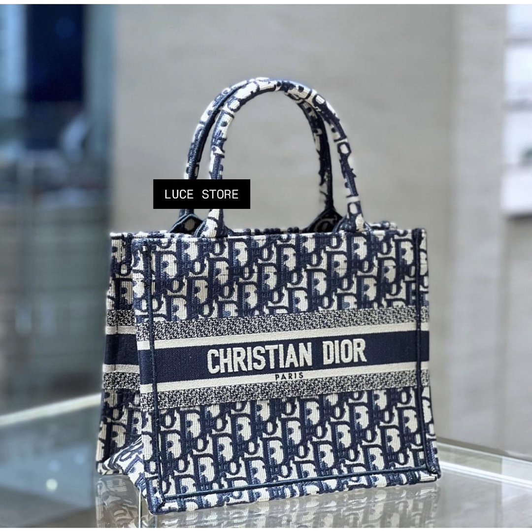 Christian Dior - 新品 DIOR BOOK TOTE ディオール ブックトート Christian Dior - 新品 DIOR BOOK TOTE ディオール ブックトート
