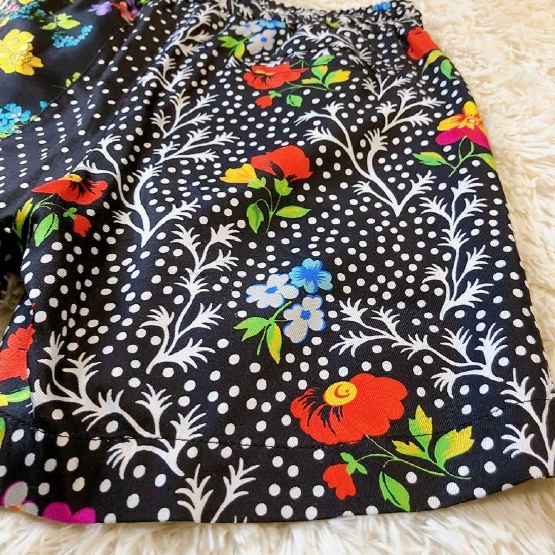 希少・シルク100%】VERSACE ショートパンツ 花柄 ロゴ 48 超美品 希少・シルク100%】VERSACE ショートパンツ 花柄 ロゴ 48 超美品