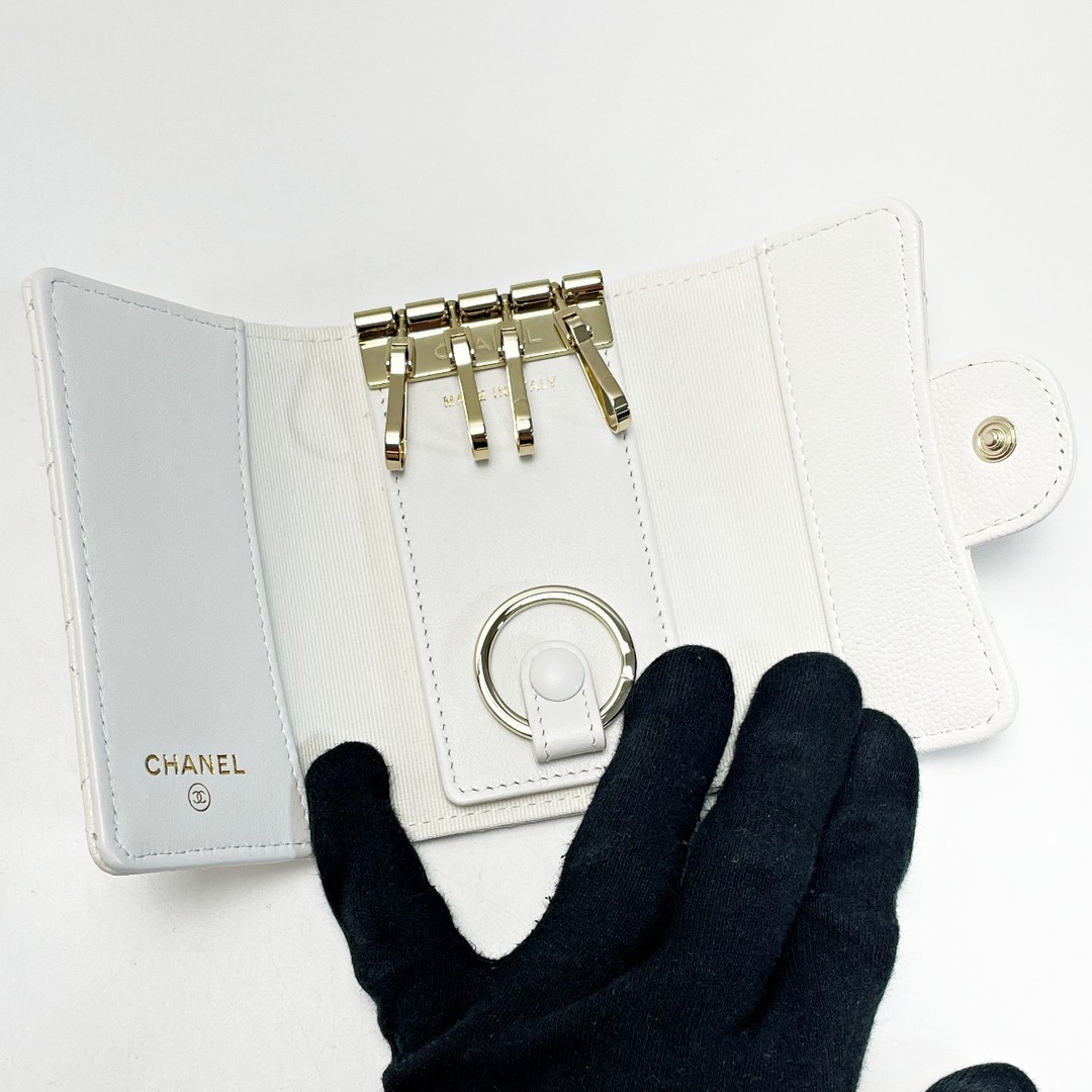 CHANEL - CHANEL シャネル マトラッセ ホワイト キーケース 4連 CHANEL - CHANEL シャネル マトラッセ ホワイト キーケース 4連