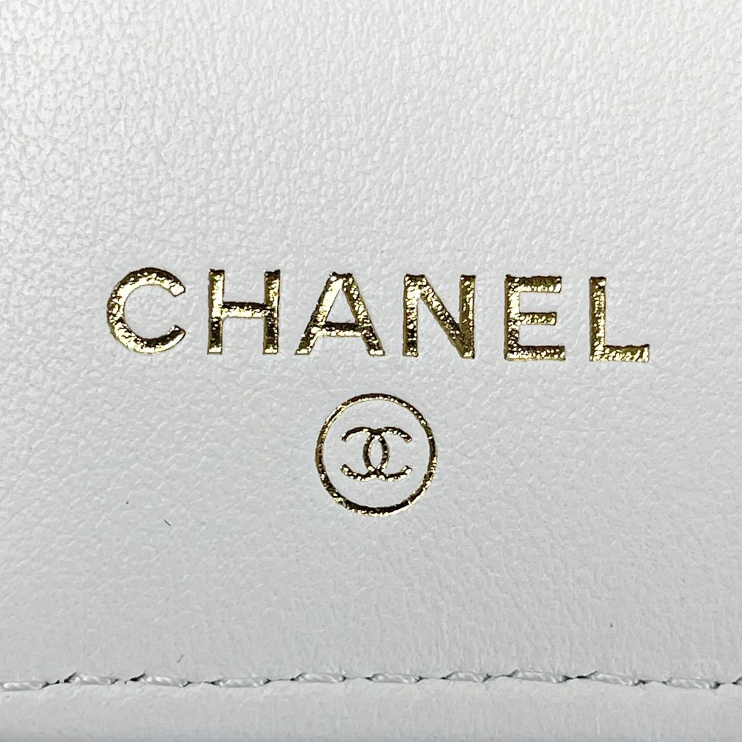 CHANEL - CHANEL シャネル マトラッセ ホワイト キーケース 4連 CHANEL - CHANEL シャネル マトラッセ ホワイト キーケース 4連