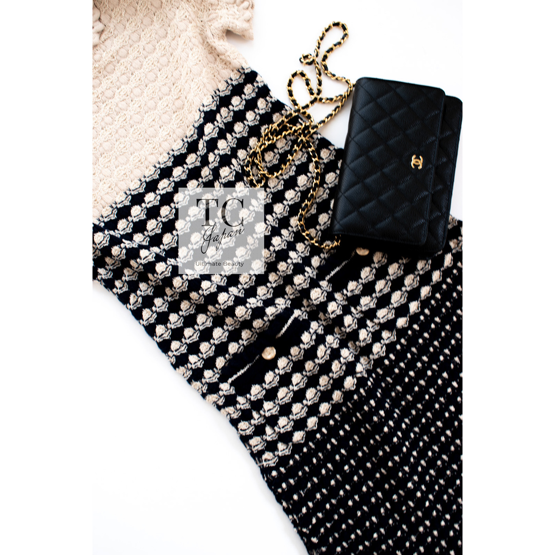 CHANEL - 41万 シャネル ワンピース CHANEL ベージュ ネイビー CHANEL - 41万 シャネル ワンピース CHANEL ベージュ ネイビー