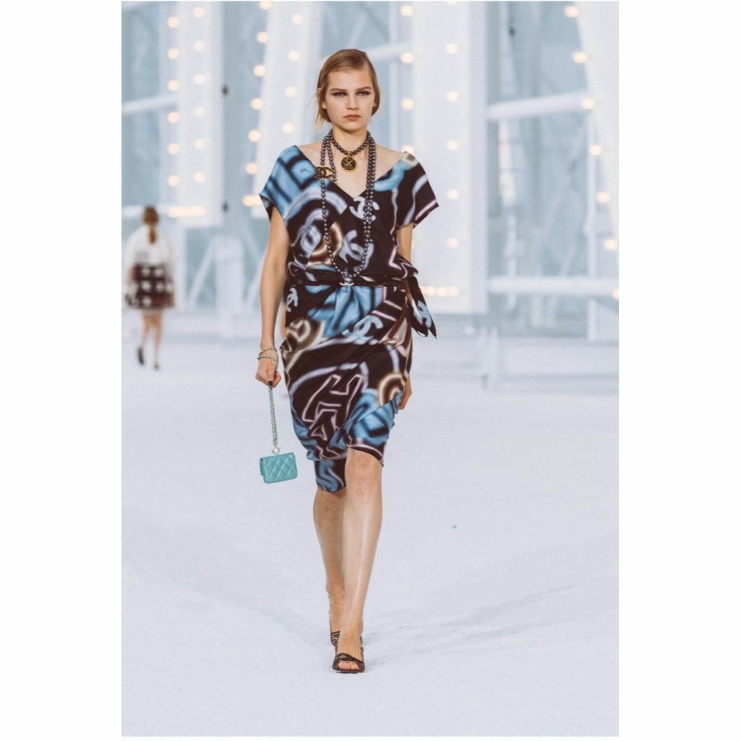 CHANEL - シャネル ロゴ入りワンピース 76万 美品の通販 by スズ CHANEL - シャネル ロゴ入りワンピース 76万 美品の通販 by スズ