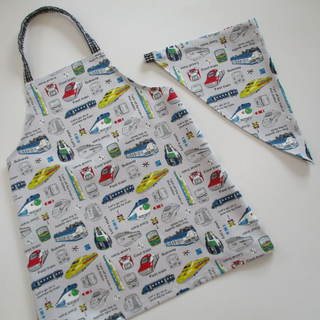 手作りキッズエプロンセット《電車柄🌟グレー》(その他)
