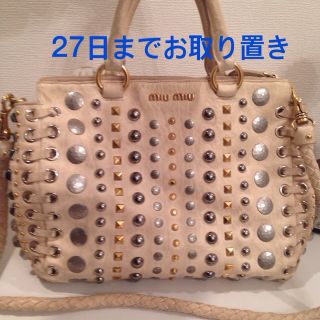 ミュウミュウ(miumiu)のmiumiuスタッズバッグ(ハンドバッグ)