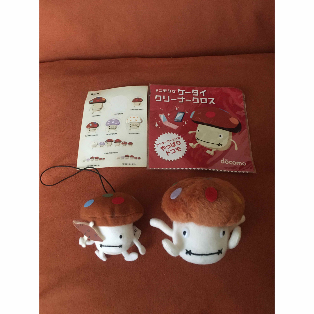 NTTdocomo(エヌティティドコモ)のドコモダケ2個&クリ-ナ-クロス&ステッカー★非売品 エンタメ/ホビーのおもちゃ/ぬいぐるみ(ぬいぐるみ)の商品写真