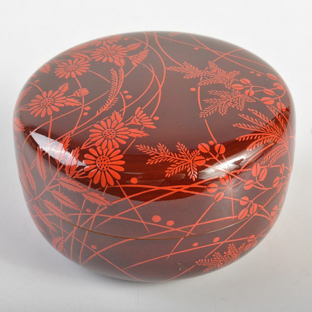 茶道具 漆塗 秋野蒔絵 内銀溜白粉解香合 在銘 共箱 D R7406の 茶道具 漆塗 秋野蒔絵 内銀溜白粉解香合 在銘 共箱 D R7406の