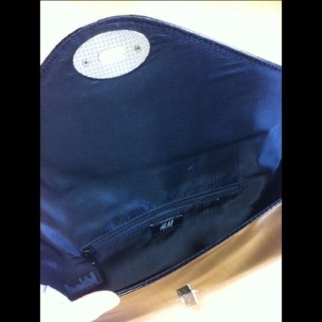 H&M(エイチアンドエム)のH&M☆エナメルクラッチバッグ レディースのバッグ(クラッチバッグ)の商品写真