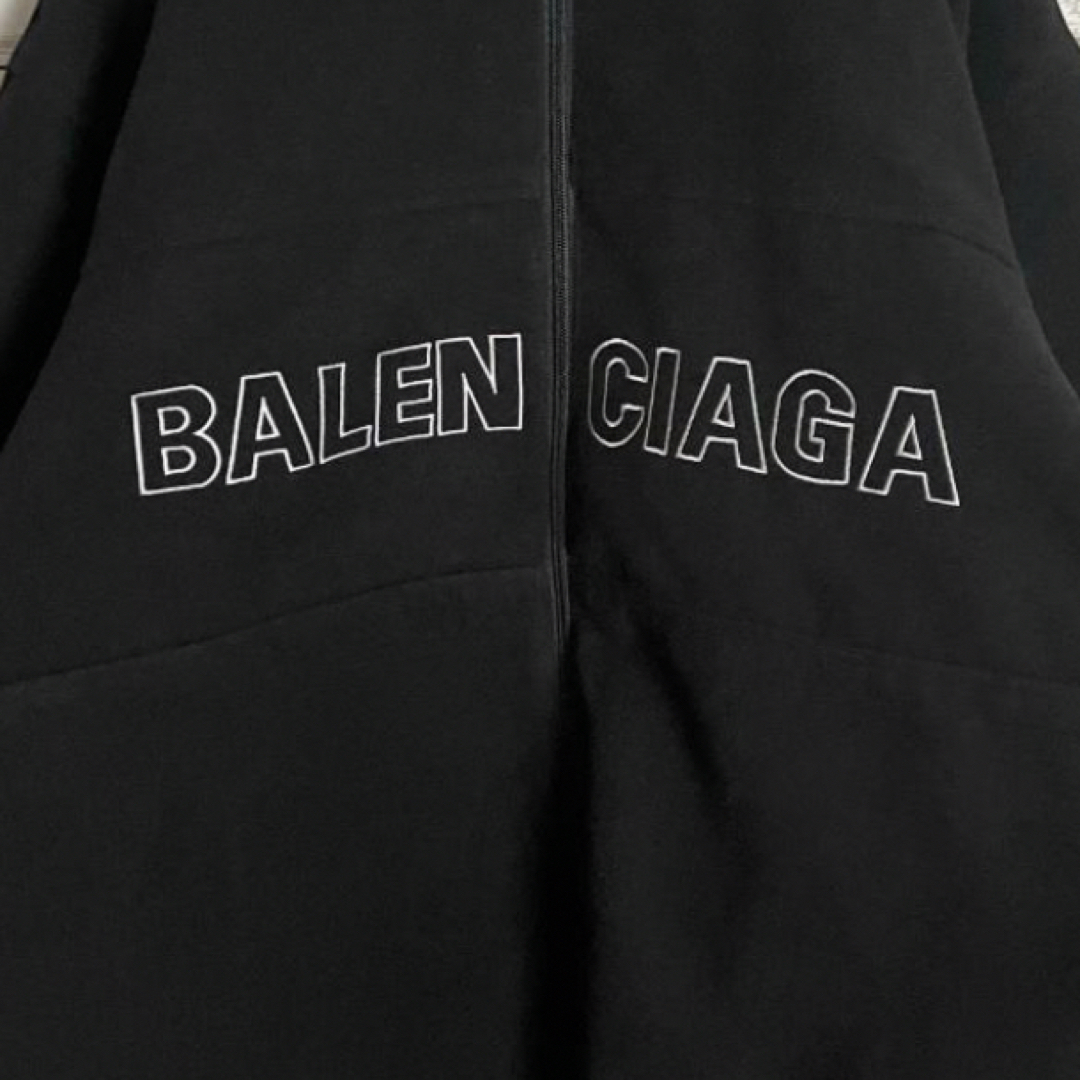 BALENCIAGA - 【 オーバーサイズ 】バレンシアガ 刺繍ロゴ BALENCIAGA - 【 オーバーサイズ 】バレンシアガ 刺繍ロゴ