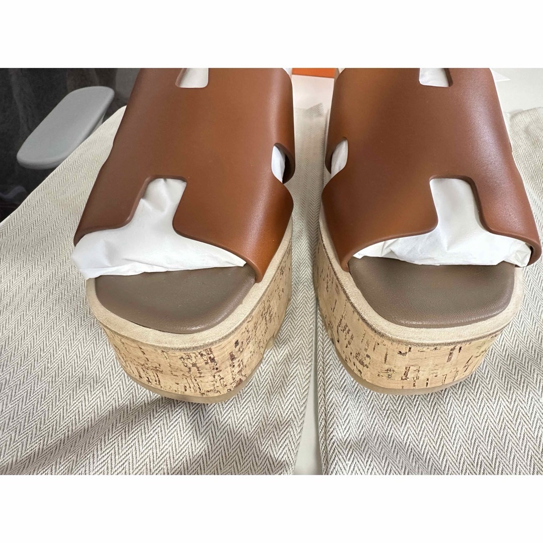 HERMES - 激レア! 未使用 エルメス サンダル 人気完売色 厚底 HERMES - 激レア! 未使用 エルメス サンダル 人気完売色 厚底
