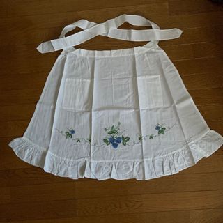 手縫い刺繍　青色　いちご　苺柄　フリル　エプロン　ホワイト　ポケット　清楚(その他)