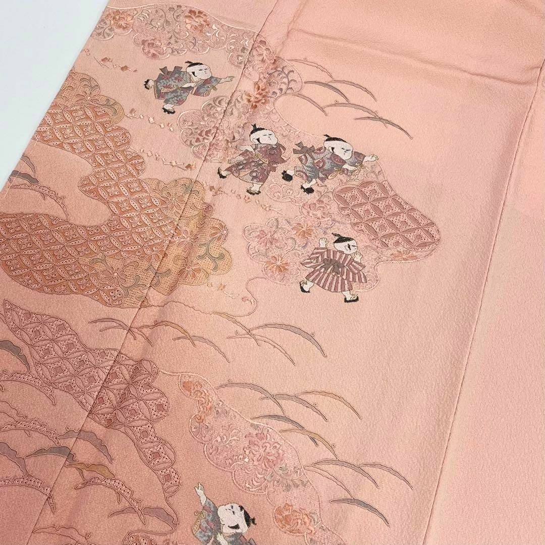 付下げ 刺繍柄 童子 七宝繋ぎ雲模様 暈し 縮緬 曙色 しつけ糸 K 付下げ 刺繍柄 童子 七宝繋ぎ雲模様 暈し 縮緬 曙色 しつけ糸 K