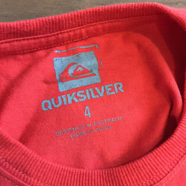 QUIKSILVER(クイックシルバー)のサラさん専用 未使用 QUIKSILVER Tシャツ 110 赤 キッズ/ベビー/マタニティのキッズ服男の子用(90cm~)(Tシャツ/カットソー)の商品写真