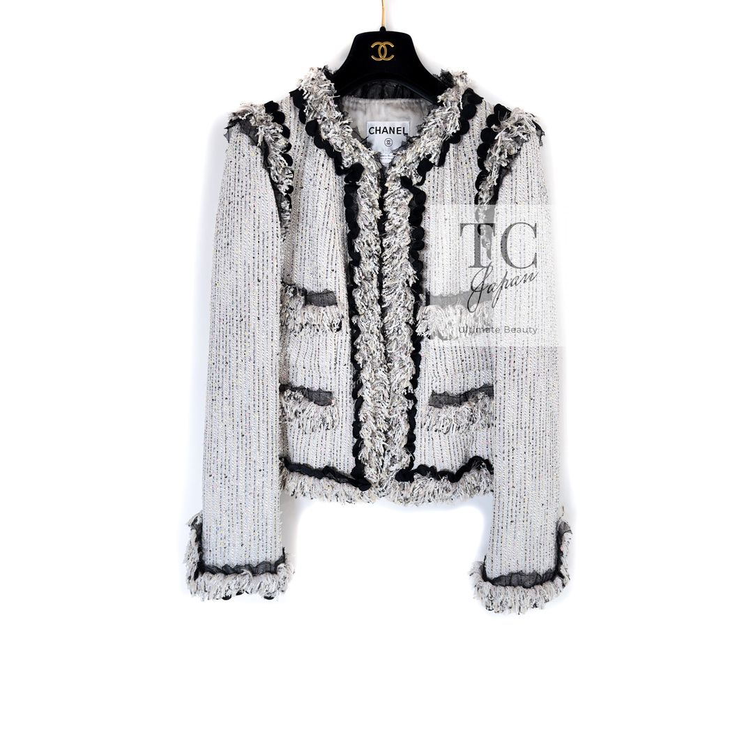 CHANEL - シャネル ジャケット スーツ CHANEL アイボリー グレー CHANEL - シャネル ジャケット スーツ CHANEL アイボリー グレー