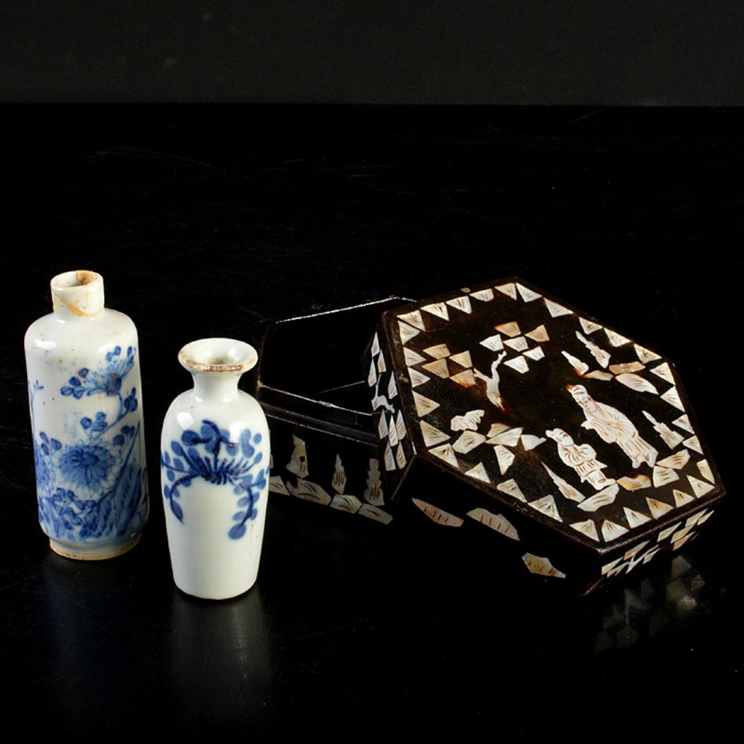中国　清朝　青花花文鼻煙壷　花瓶　2点　李朝螺鈿装飾六角箱入り　C　R7421