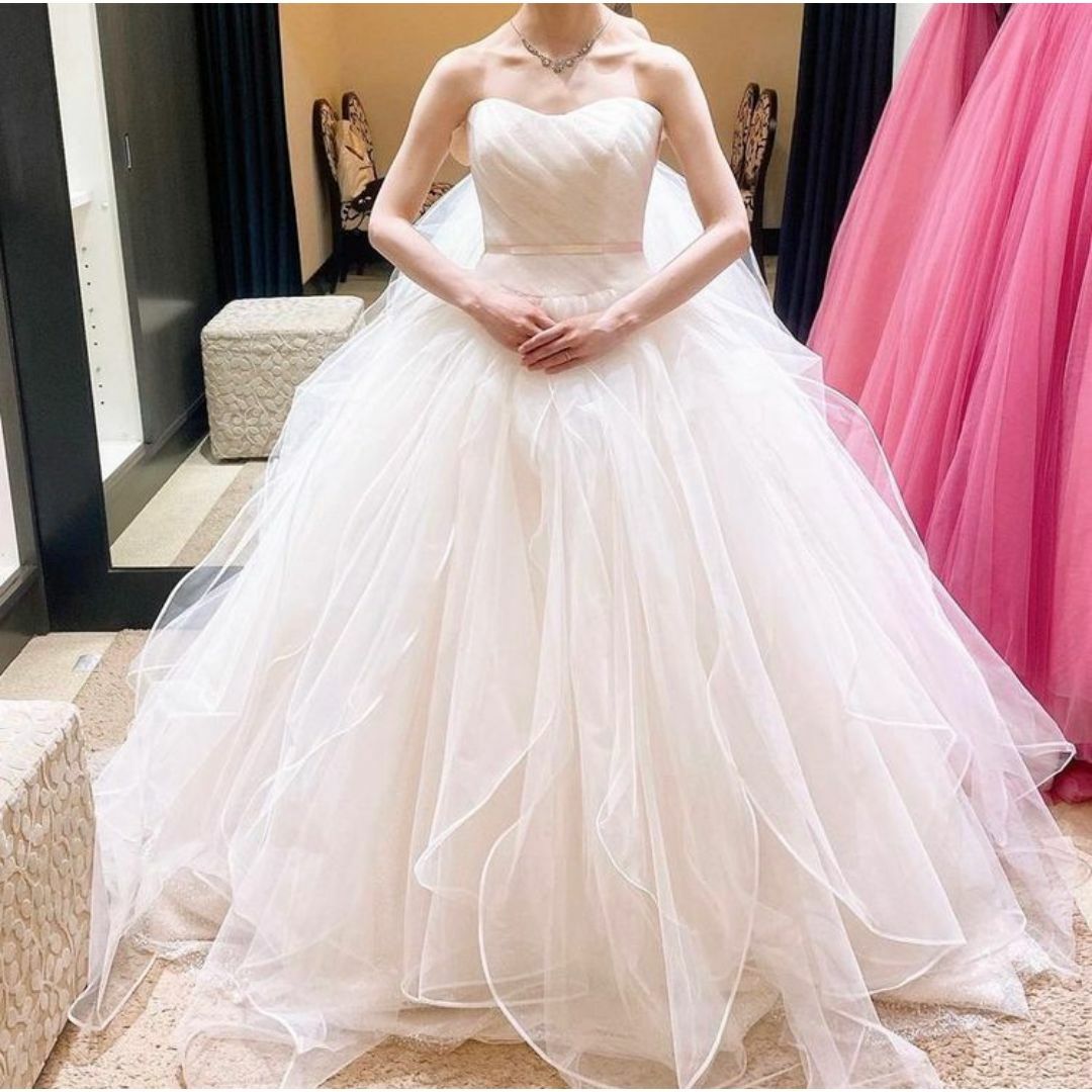 ウェディングドレス ベアトップ ラッフルフリル ボリュームドレス 結婚式