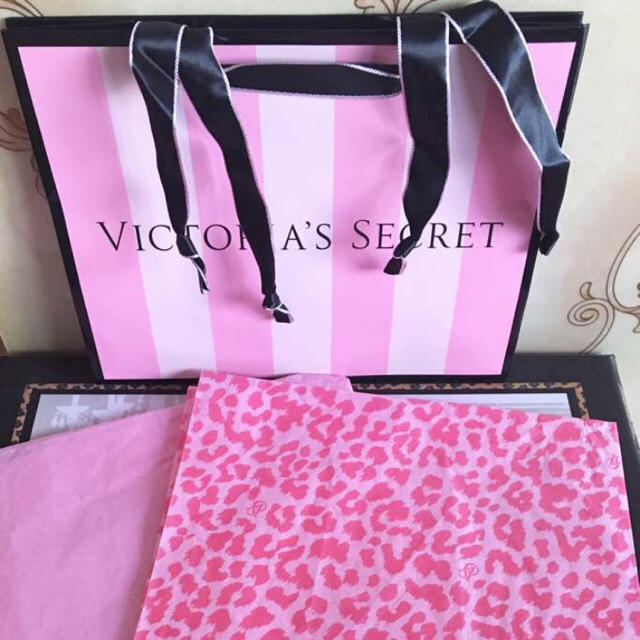 Victoria's Secret(ヴィクトリアズシークレット)の〓再入荷不可〓 VS 香水型 IPhone ケース《紙袋 & 包装紙付き》 スマホ/家電/カメラのスマホアクセサリー(iPhoneケース)の商品写真