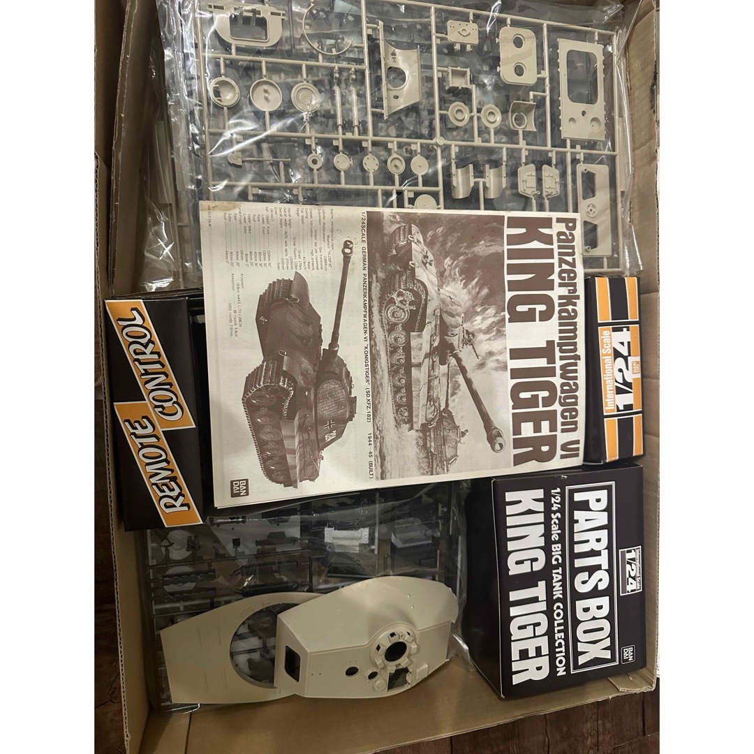 バンダイ 1/24 ドイツ6号重戦車 キングタイガー Sd.Kfz.182 未 バンダイ 1/24 ドイツ6号重戦車 キングタイガー Sd.Kfz.182 未