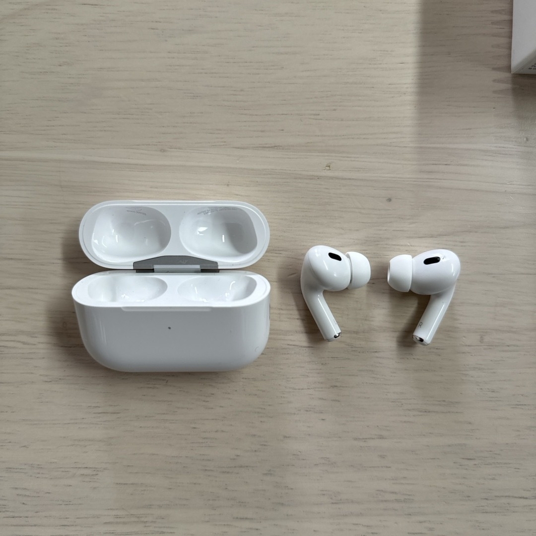 Apple(アップル)のAirPods Pro第二世代（Lightning） スマホ/家電/カメラのオーディオ機器(ヘッドフォン/イヤフォン)の商品写真