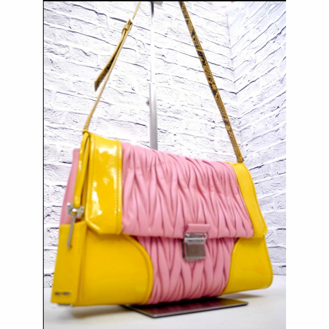 美品/人気商品】Miu Miu マテラッセ ふせげ クロスボディバッグ 美品/人気商品】Miu Miu マテラッセ ふせげ クロスボディバッグ