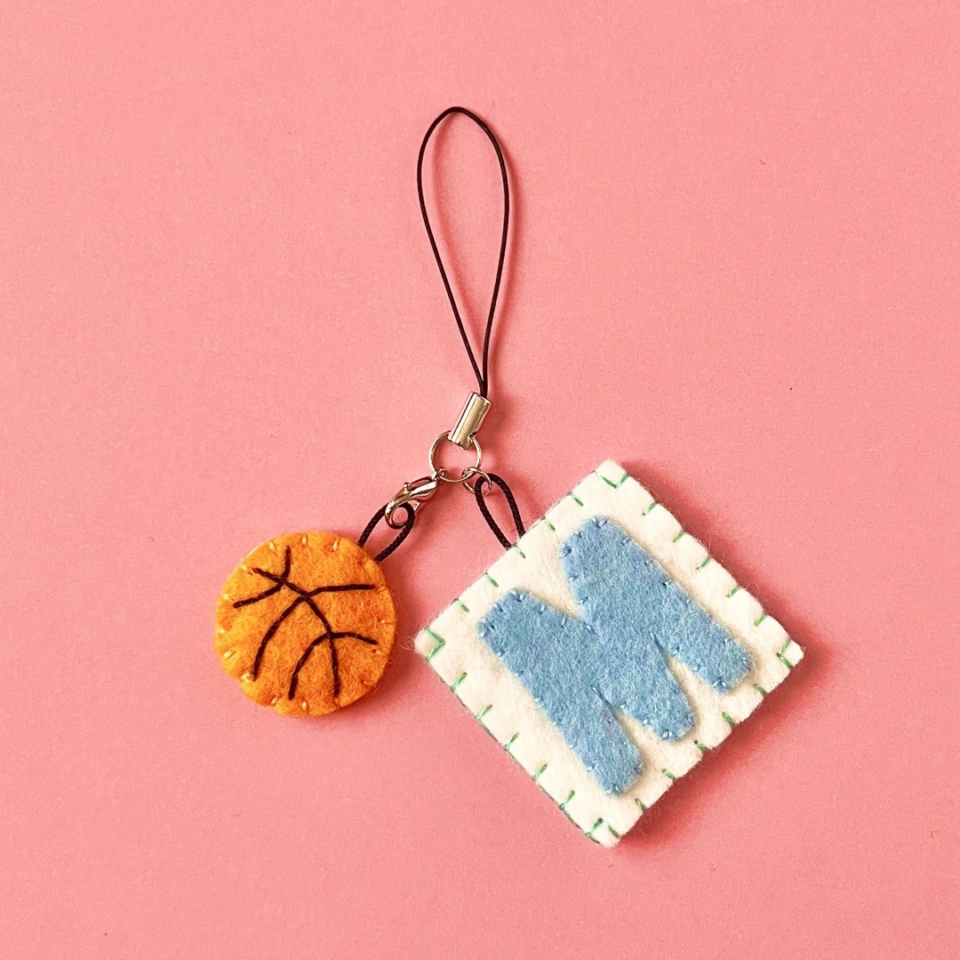 🏀バスケットボール+イニシャル フェルト ストラップの通販 by 🏀バスケットボール+イニシャル フェルト ストラップの通販 by