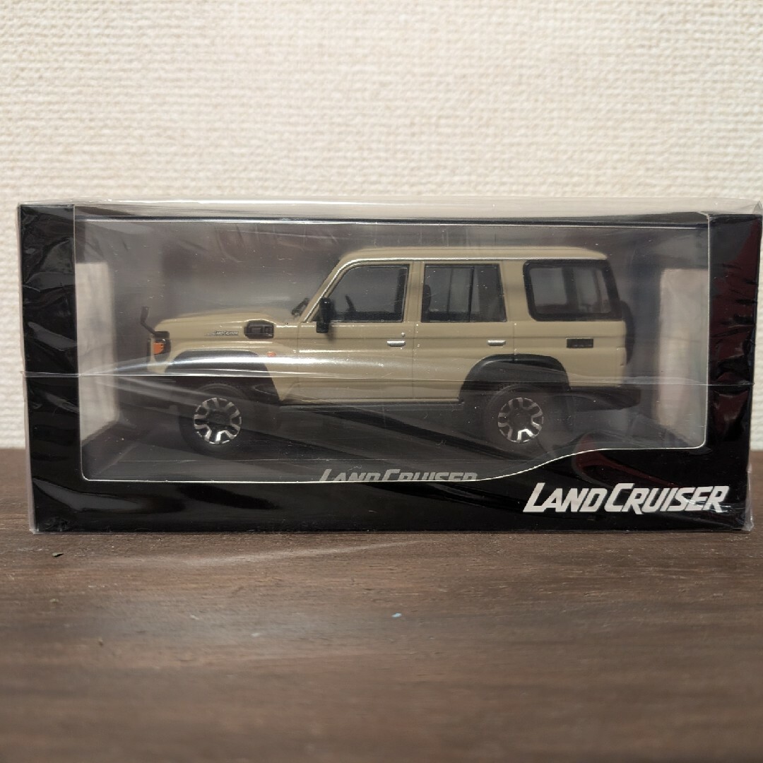 トヨタランドクルーザー70ミニカー1/30ベージュ