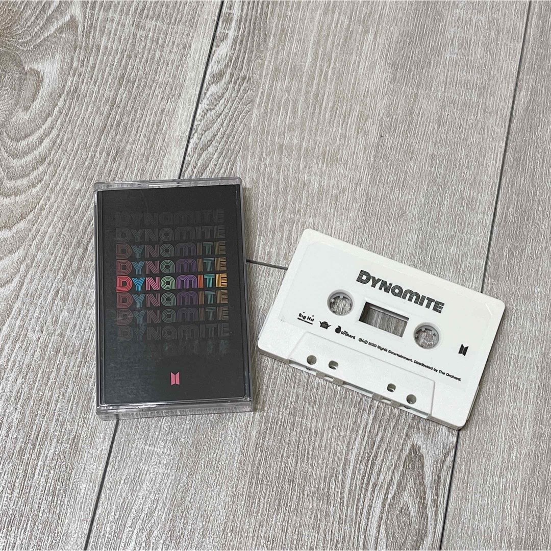 防弾少年団(BTS)(ボウダンショウネンダン)のBTS DYNAMITE カセットテープ エンタメ/ホビーのCD(K-POP/アジア)の商品写真
