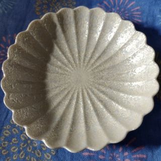 アリタヤキ(有田焼)の有田焼 キクワリ小皿 ギンサイ(食器)