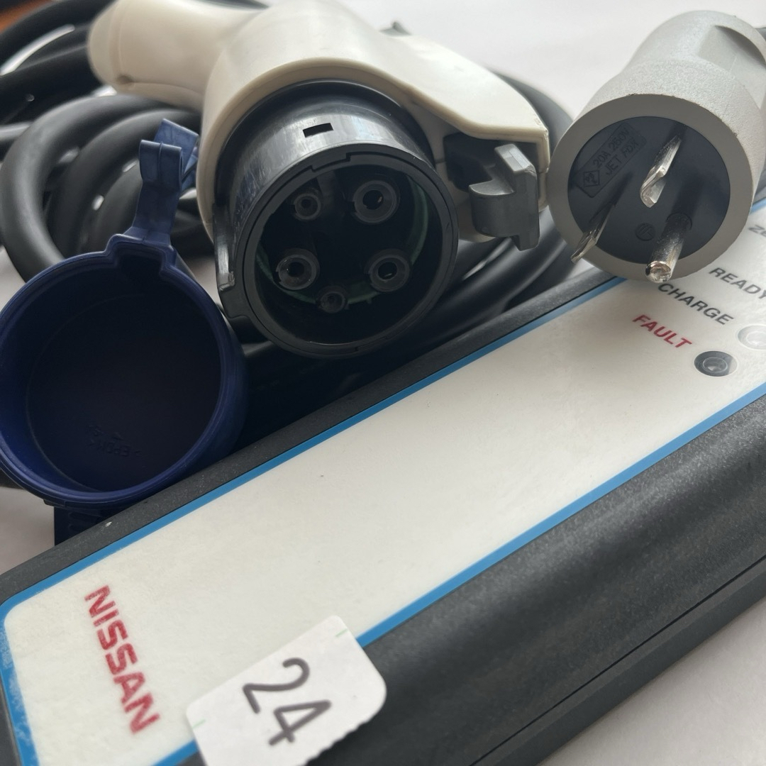 24 【送料込】 純正 日産リーフ 充電ケーブル 3NK5E 24 【送料込】 純正 日産リーフ 充電ケーブル 3NK5E
