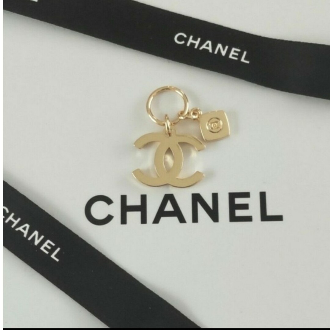 人気絶頂 CHANEL ノベルティ 新品未使用 チャームCCロゴ 限定 CHANEL - アクセサリー