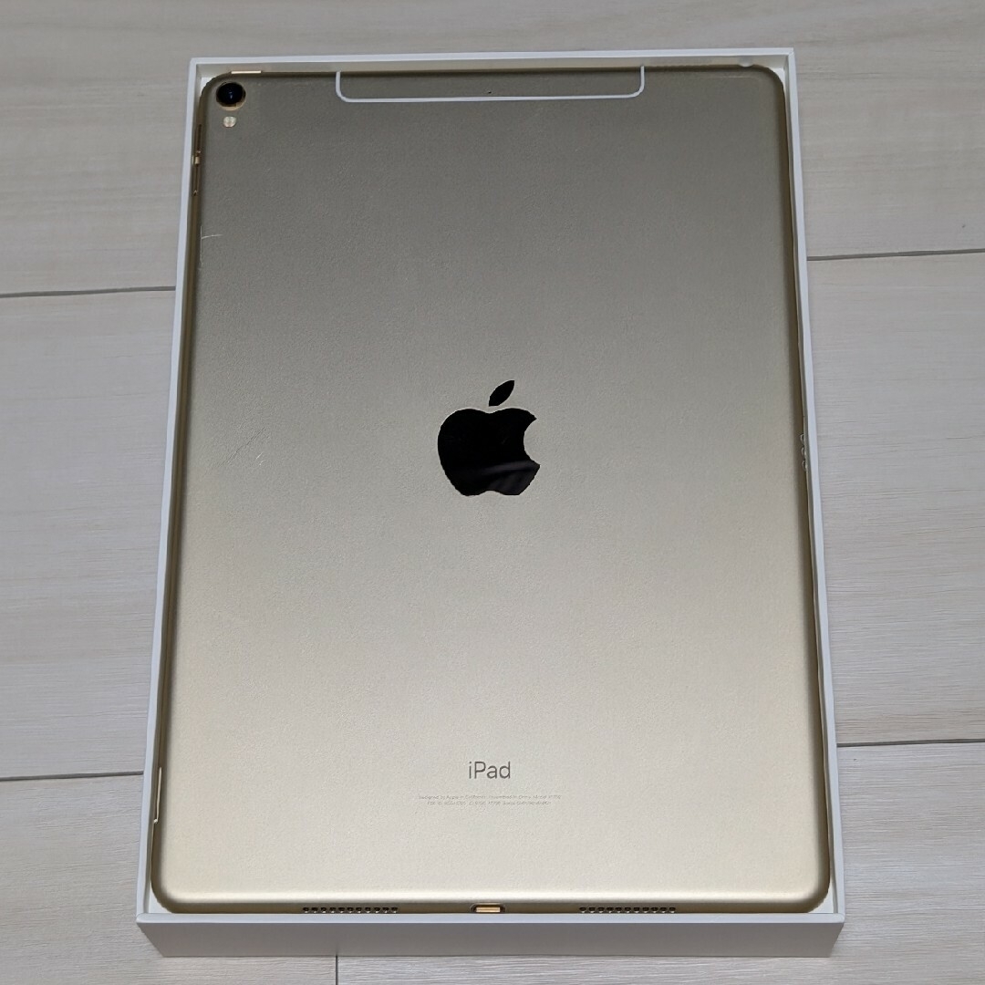 Apple(アップル)のアップル iPad Pro 10.5 インチ 256GB ゴールド SIMフリー スマホ/家電/カメラのPC/タブレット(タブレット)の商品写真