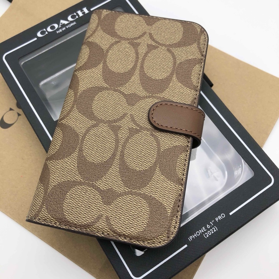 【COACH新品】iPhone 14 フォリオ・シグネチャーカーキ 【COACH新品】iPhone 14 フォリオ・シグネチャーカーキ