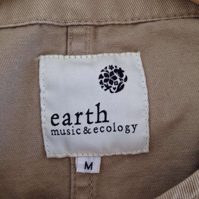 earth music & ecology(アースミュージックアンドエコロジー)のearth ベージュ ジャケット レディースのジャケット/アウター(ノーカラージャケット)の商品写真