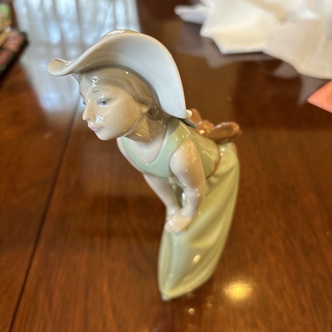 LLADRO リヤドロ 麦わら帽子をかぶった好奇心旺盛な女の子 少女 LLADRO リヤドロ 麦わら帽子をかぶった好奇心旺盛な女の子 少女