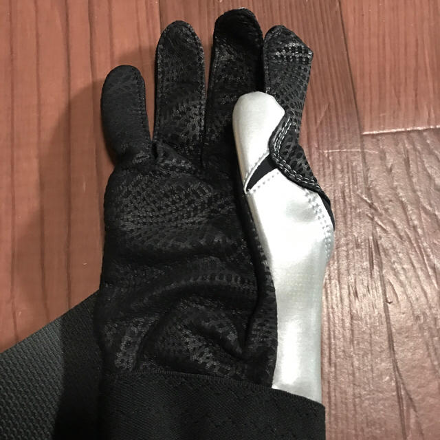 UNDER ARMOUR(アンダーアーマー)のアンダーアーマー バッティング手袋 グローブ 右手 SM 23 リストバンド スポーツ/アウトドアの野球(防具)の商品写真