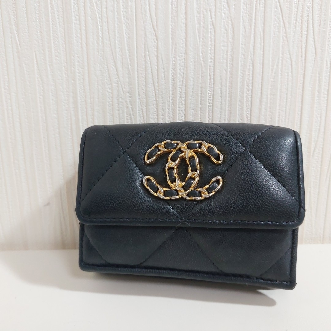 CHANEL - シャネル19 ディズヌフ ココマーク マトラッセ 三つ折 CHANEL - シャネル19 ディズヌフ ココマーク マトラッセ 三つ折