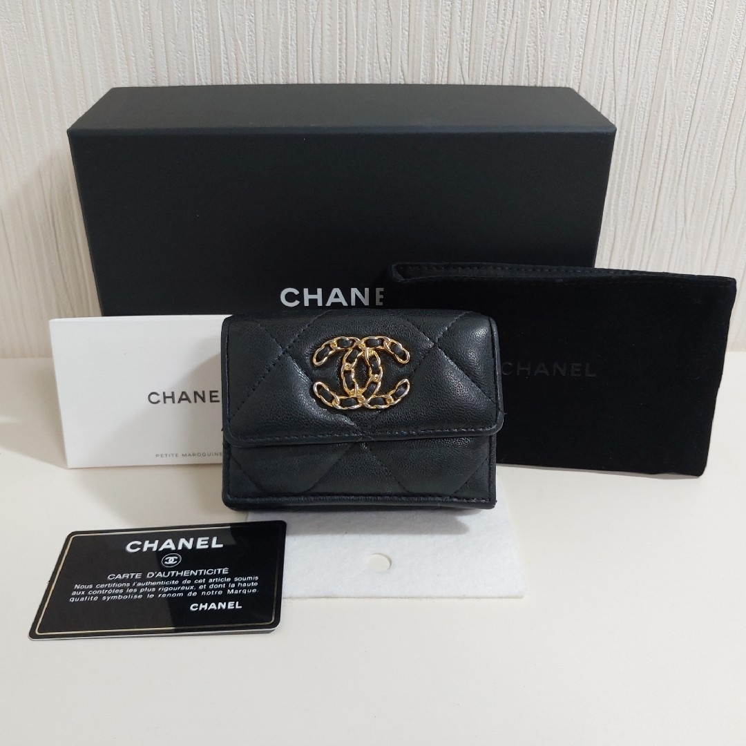 CHANEL - シャネル19 ディズヌフ ココマーク マトラッセ 三つ折 CHANEL - シャネル19 ディズヌフ ココマーク マトラッセ 三つ折