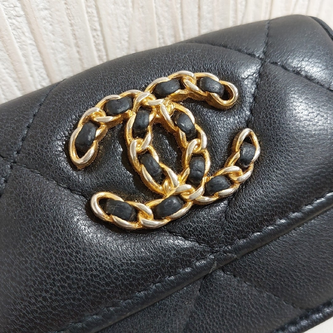 CHANEL - シャネル19 ディズヌフ ココマーク マトラッセ 三つ折 CHANEL - シャネル19 ディズヌフ ココマーク マトラッセ 三つ折