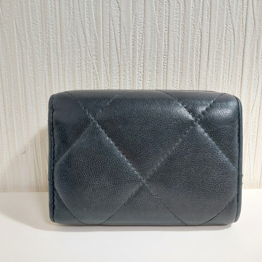 CHANEL - シャネル19 ディズヌフ ココマーク マトラッセ 三つ折 CHANEL - シャネル19 ディズヌフ ココマーク マトラッセ 三つ折