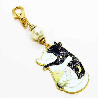 抱擁にゃんこ 白猫と黒猫が抱き合ってる可愛いチャームのキーホルダー アイボリー(キーホルダー/ストラップ)