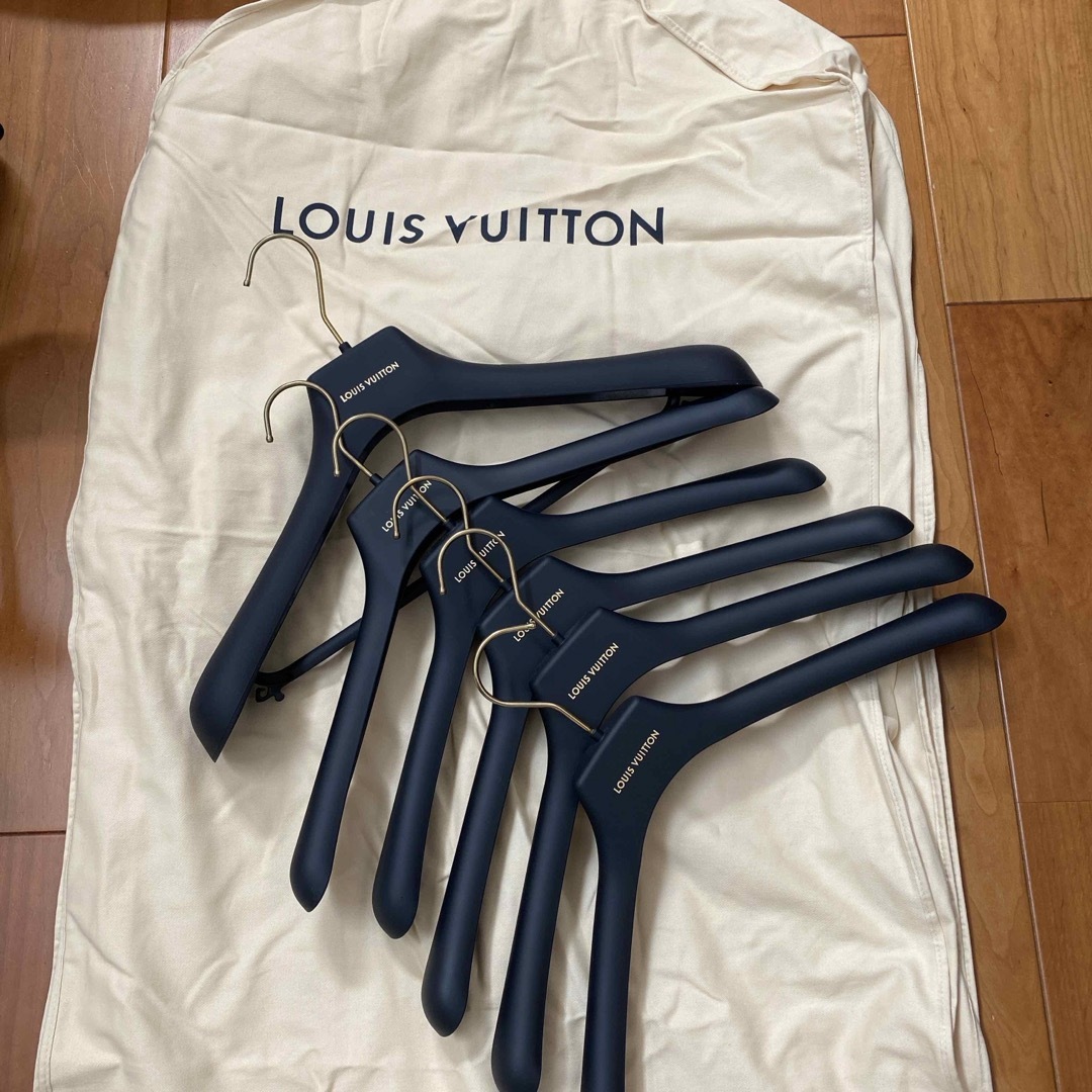 LOUIS VUITTON - ルイヴィトン ハンガーとスーツカバーセットの LOUIS VUITTON - ルイヴィトン ハンガーとスーツカバーセットの