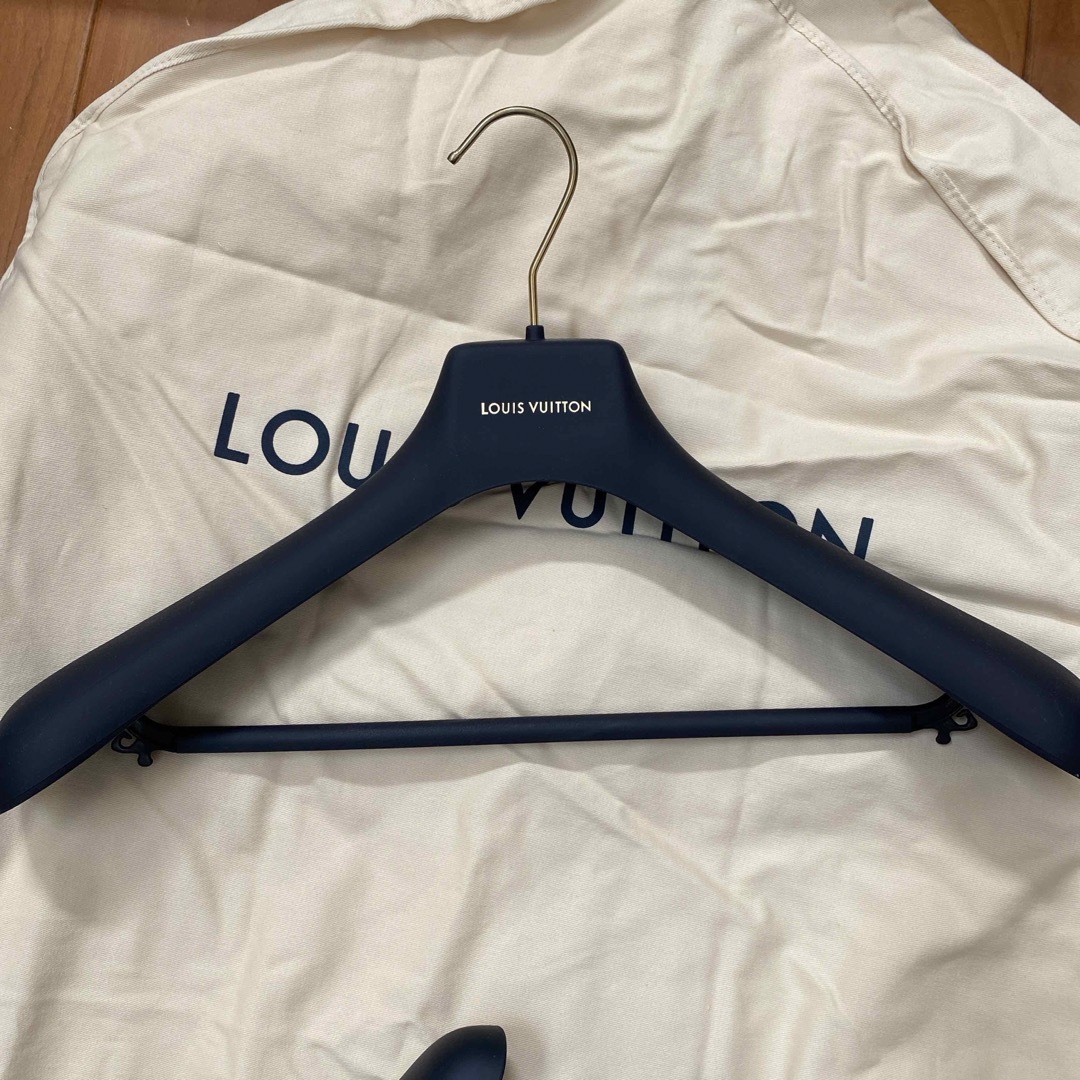 LOUIS VUITTON - ルイヴィトン ハンガーとスーツカバーセットの LOUIS VUITTON - ルイヴィトン ハンガーとスーツカバーセットの