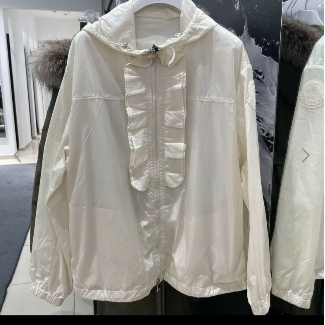 ナイロンジャケット ブルゾン MONCLER モンクレール フリル 白 ナイロンジャケット ブルゾン MONCLER モンクレール フリル 白