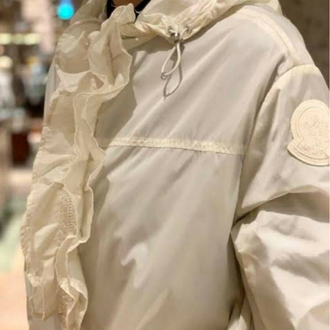 ナイロンジャケット ブルゾン MONCLER モンクレール フリル 白 ナイロンジャケット ブルゾン MONCLER モンクレール フリル 白