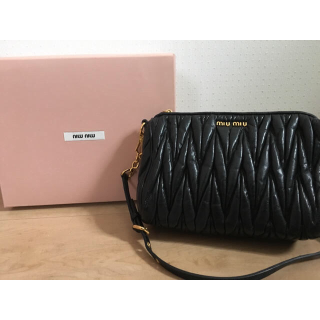 miumiu(ミュウミュウ)のmiumiu バック  レディースのバッグ(ショルダーバッグ)の商品写真