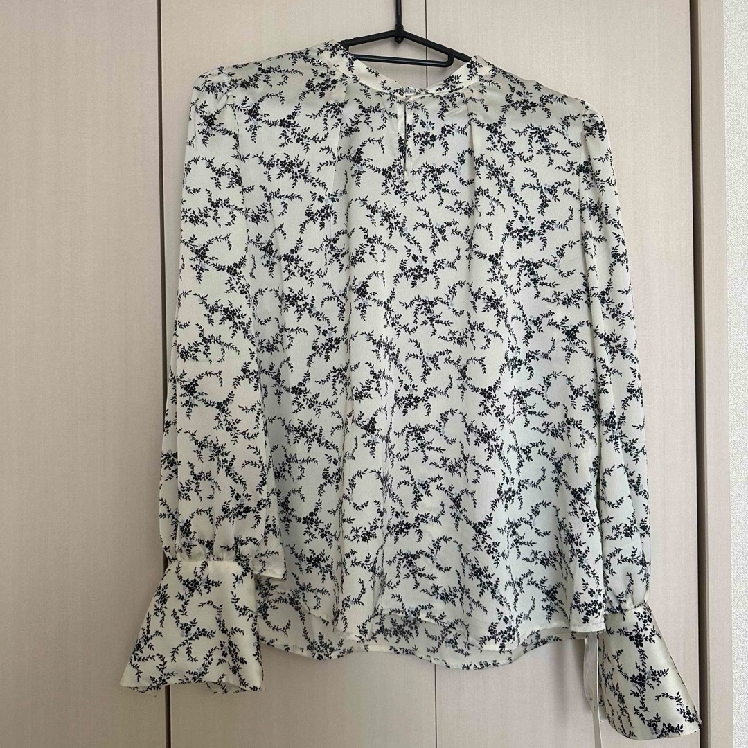 Lily Brown(リリーブラウン)の【新品未使用】リリーブラウン　ブラウス レディースのトップス(シャツ/ブラウス(長袖/七分))の商品写真