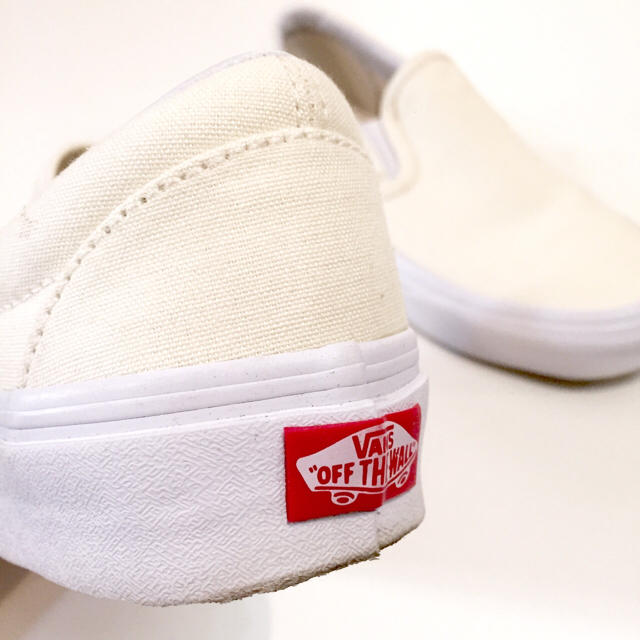 VANS(ヴァンズ)の美品22VANS SLIP-ON ヴァンズ スリッポン白ホワイト 59 レディースの靴/シューズ(スニーカー)の商品写真