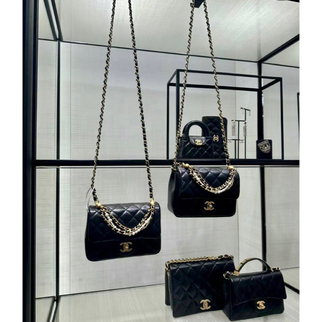 CHANEL - シャネルchanel ミニフラップ ショルダーバック パール CHANEL - シャネルchanel ミニフラップ ショルダーバック パール