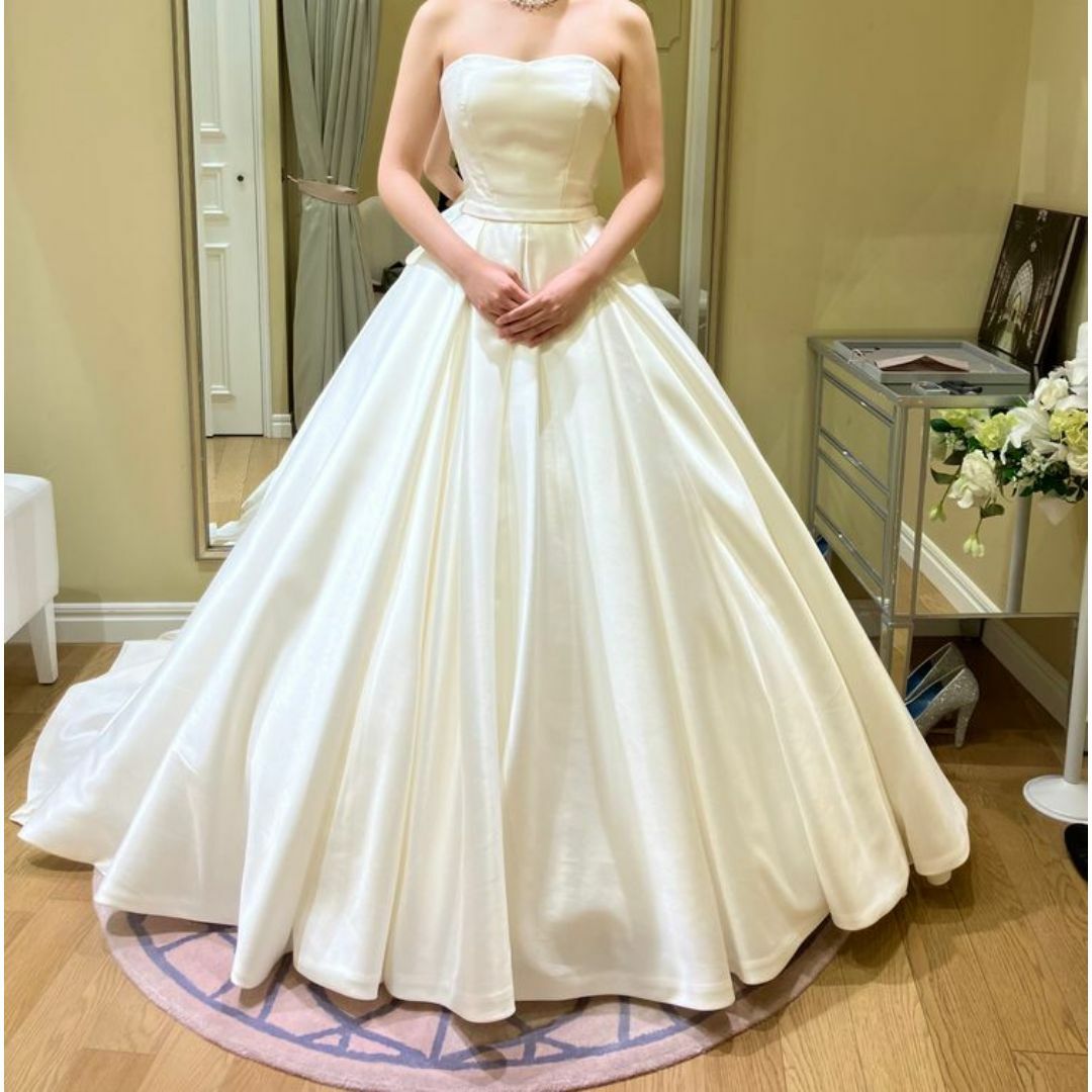 ウェディングドレス ベアトップ 光沢感 豪華なバックリボン Aライン 結婚式
