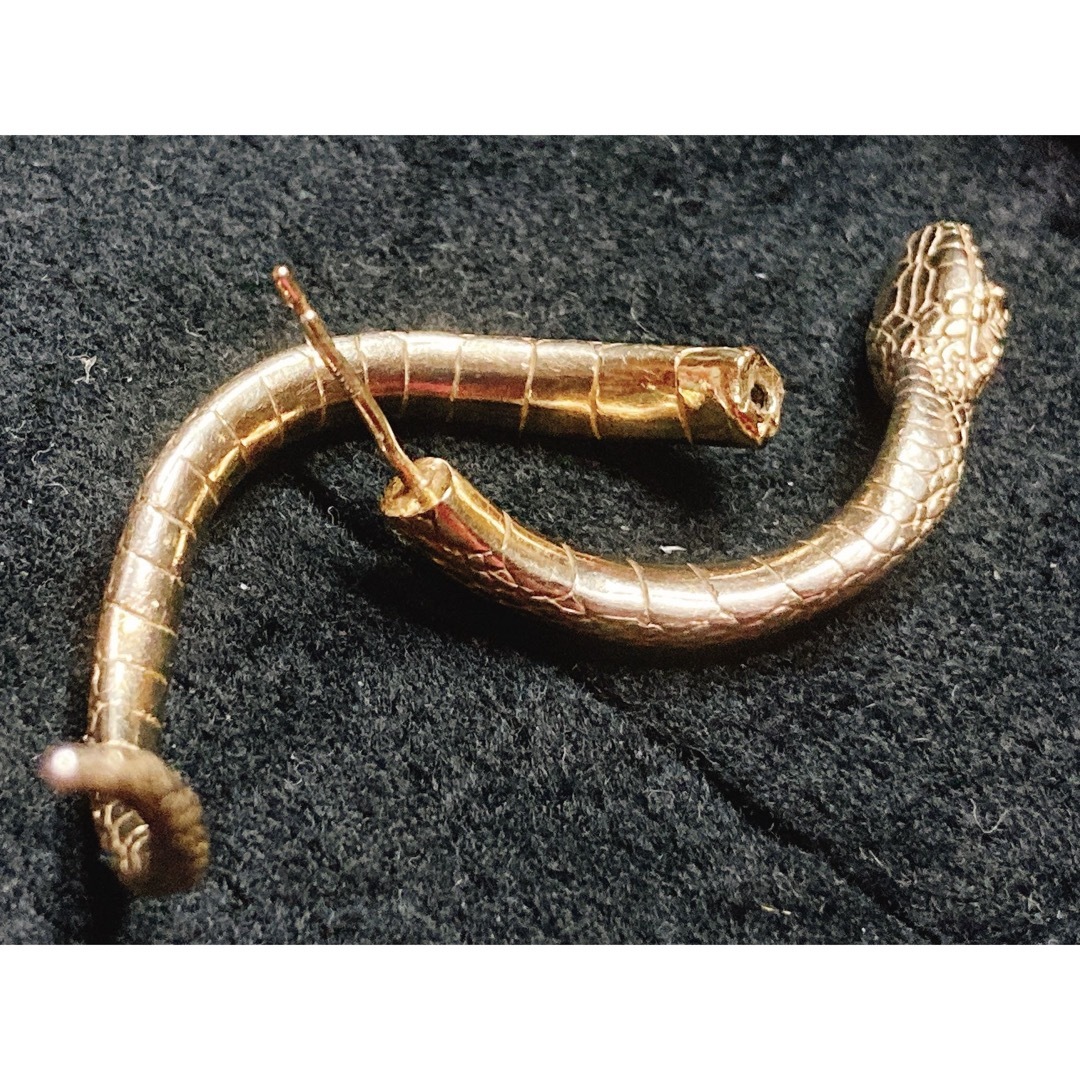 gunda - 美品箱付属 ELCAMI 半割れ蛇ピアス GOLD K18 シルバー gunda - 美品箱付属 ELCAMI 半割れ蛇ピアス GOLD K18 シルバー