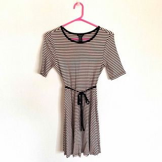 フォーエバートゥエンティーワン(FOREVER 21)の【新品】フォーエバーガールズ21 ワンピース(ひざ丈ワンピース)